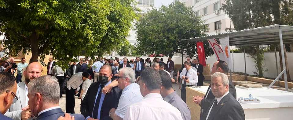 Sucuoğlu ve eşi vatandaşlarla bayramlaştı
