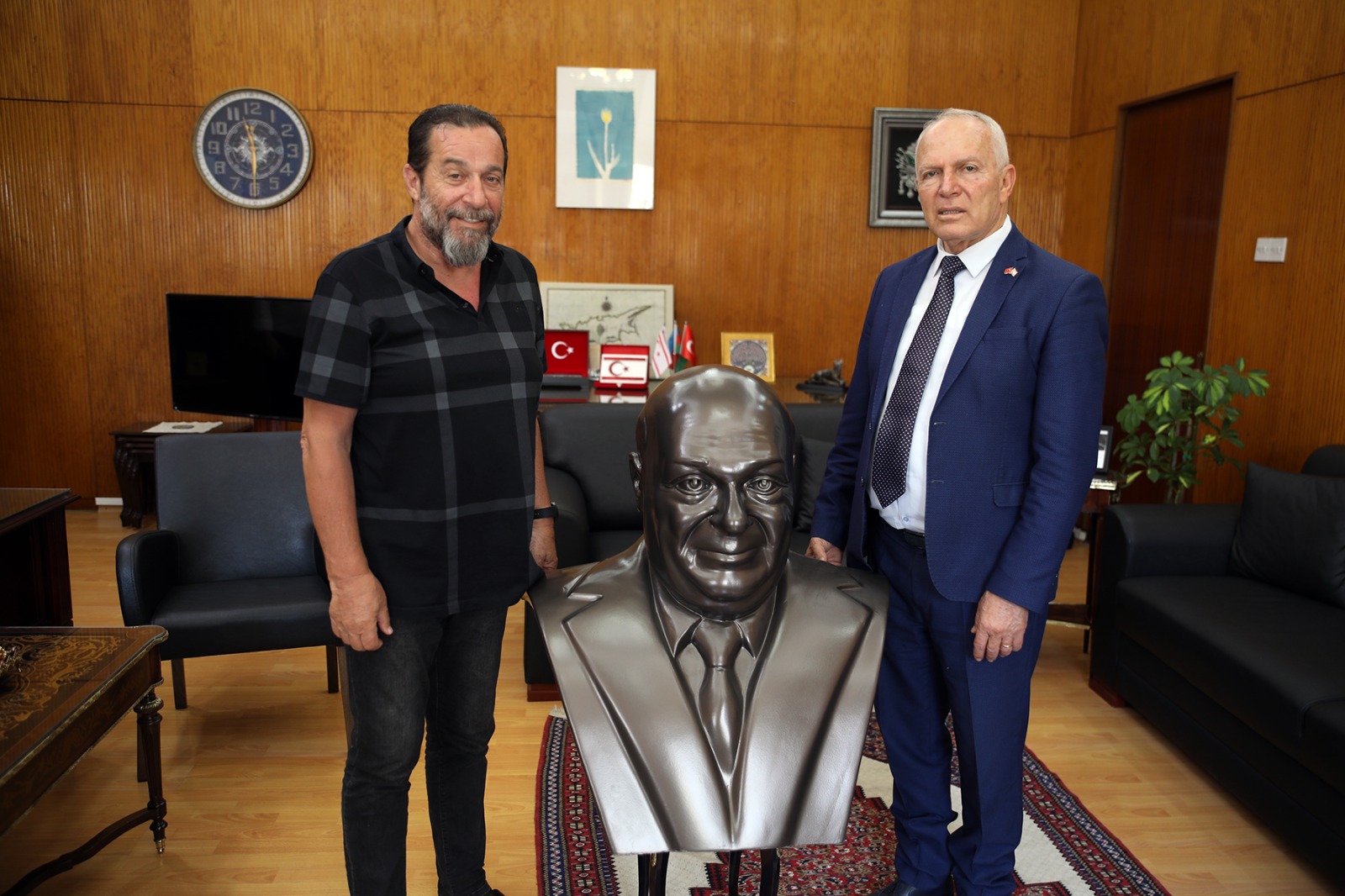 Denktaş Vakfı, Kurucu Cumhurbaşkanı’nın büstünü Meclis’e armağan etti