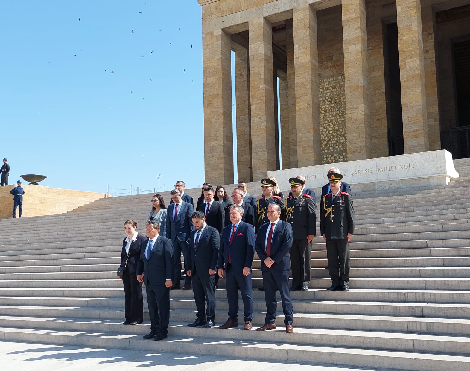 Başbakan Üstel Anıtkabir’i ziyaret etti, Atatürk’ün mozolesine çelenk sundu
