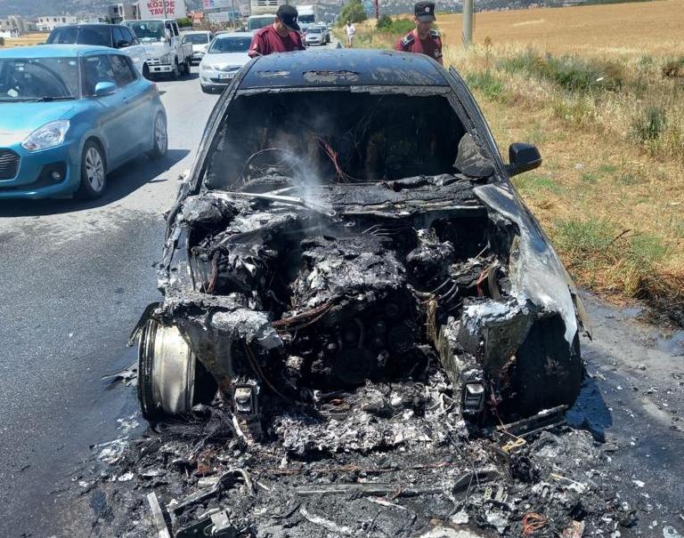 Girne-Lefkoşa yolu üzerinde seyir halindeki araç alev aldı