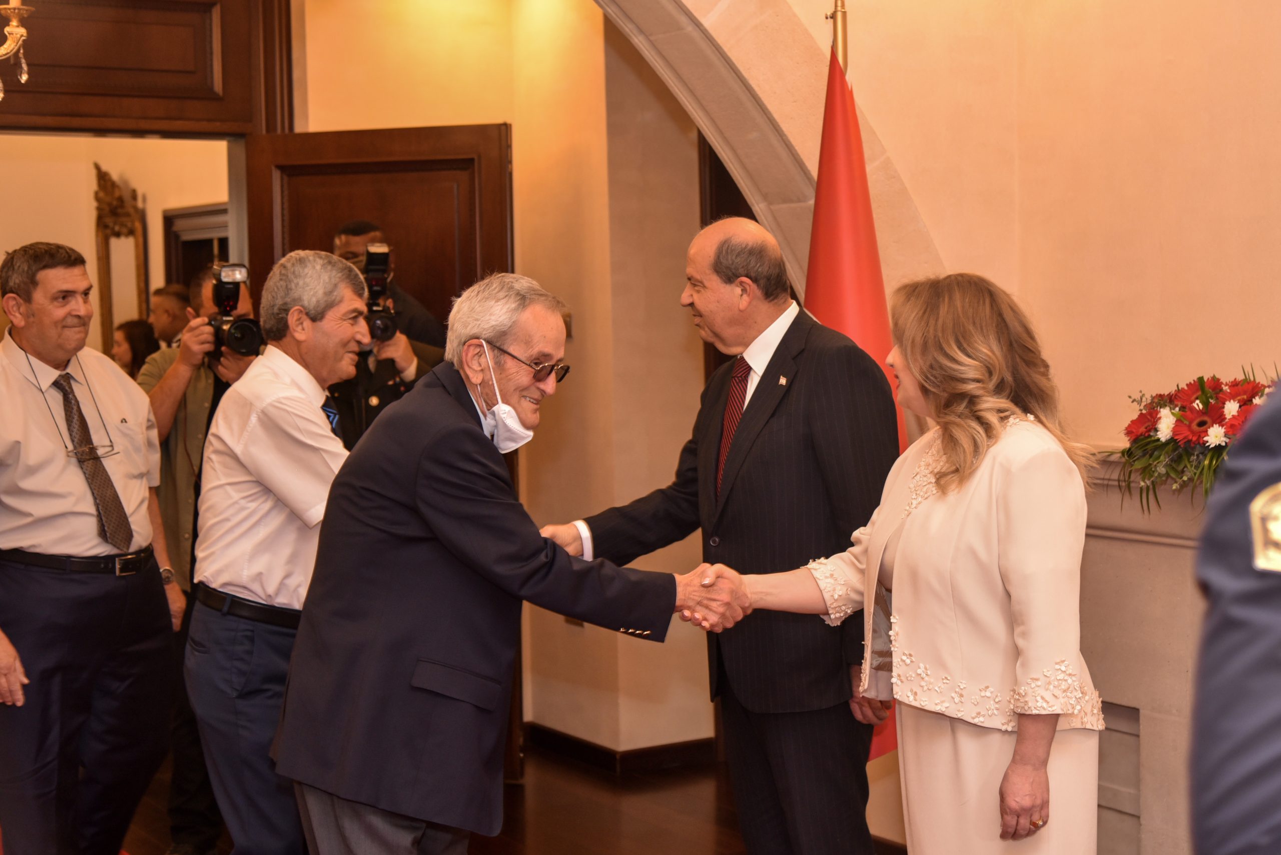Cumhurbaşkanı Ersin Tatar ve eşi Sibel Tatar halkla bayramlaştı