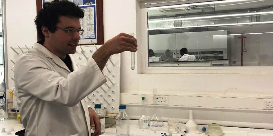Kıbrıslı Türk genç eczacı Mustafa Pehlivan, yeni bir antibiyotik üretti: “Flavosilin”