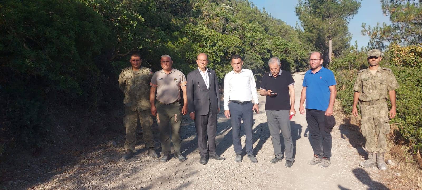 Cumhurbaşkanı Tatar bölgede Tarım Bakanı Oğuz ve diğer yetkililerle birlikte incelemelerde bulunuyor