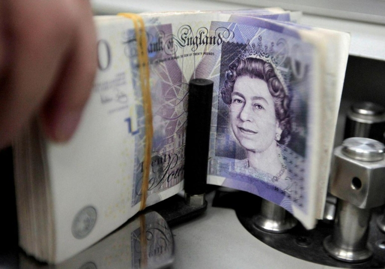 Sterlin 20,50 liradan, dolar 16,91 liradan güne başladı