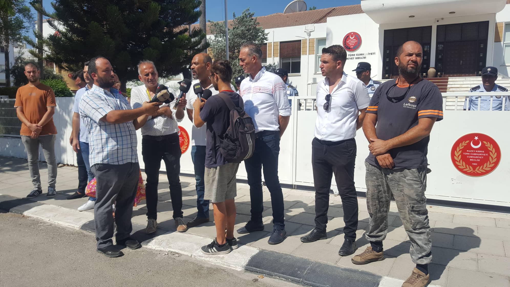 BES ve Dev-İş, Meclis önünde açıklama yaptı