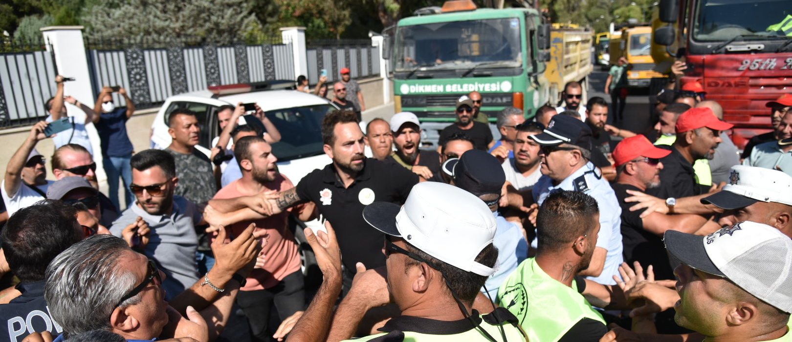 Meclis önünde arbede yaşandı