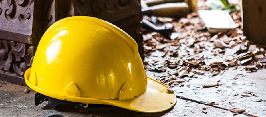4 metre yükseklikten beton zemine düşerek ağır yaralandı