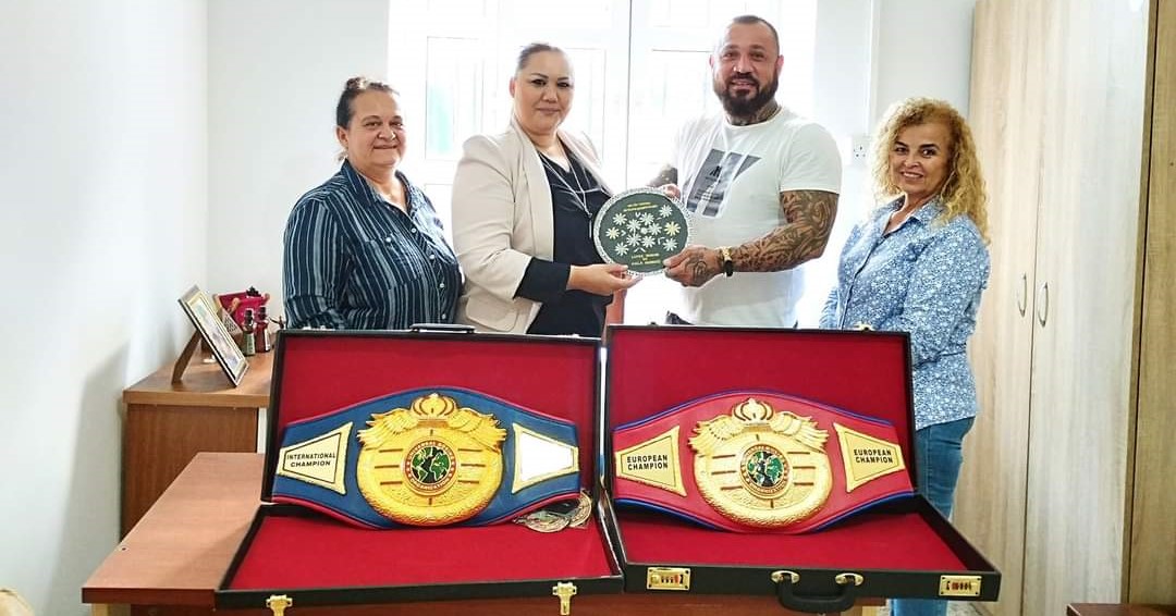 Avrupa Şampiyonu Turunç’a Lefke Yardım ve Halk Derneği’nden plaket