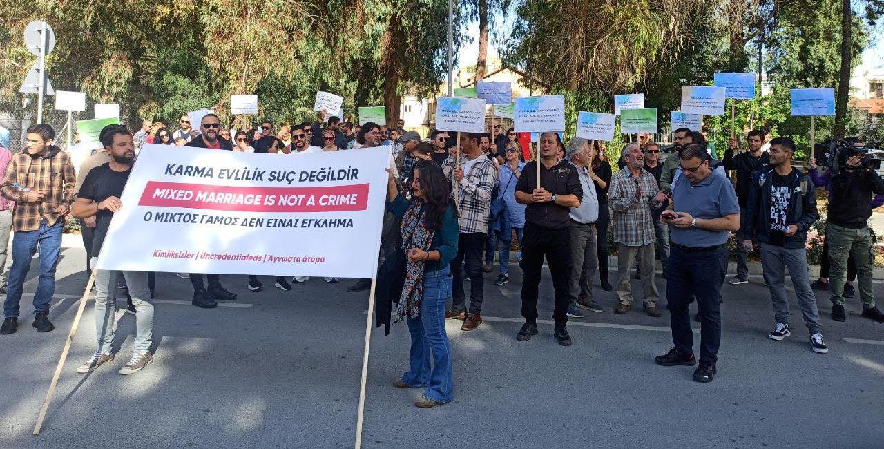 Karma evliliklerden doğan ve Kıbrıs Cumhuriyeti vatandaşlığı alamayan Kıbrıslı Türkler, Güney Kıbrıs’ta eylem yaptı
