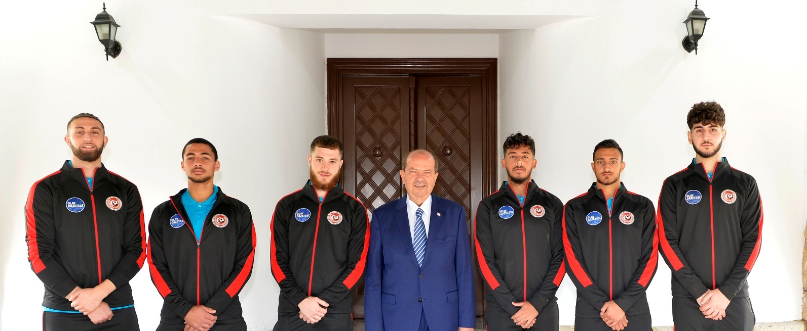 Cumhurbaşkanı Tatar, Londra Karması Futbol Takımı’nı kabul ederek görüştü