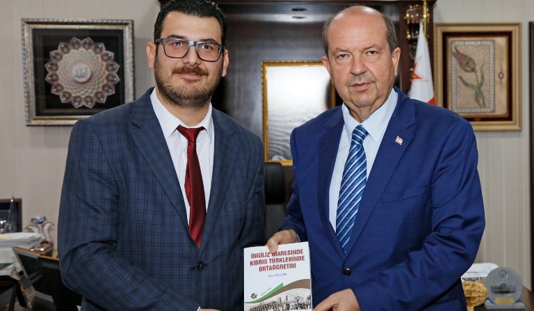 Cumhurbaşkanı Tatar’a, Dr. Mete Özsezer’den kitap takdimi