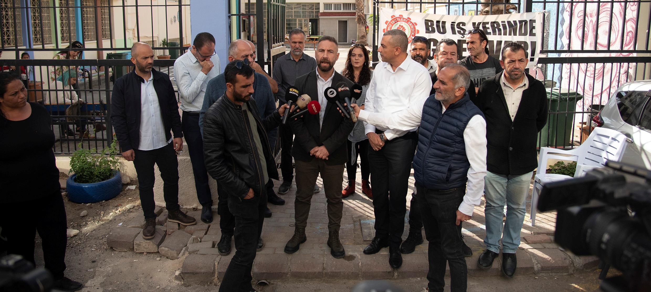 Sendikalar Arabahmet İlkokulu önünde basın açıklaması yaptı