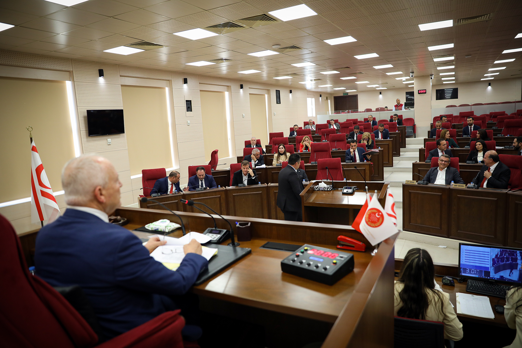 Meclis oturumuna Seçim ve Halkoylaması Yasa Önerisinin Komitede görüşülmesine olanak sağlamak için ara verildi