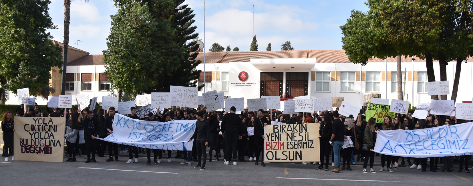 AÖA öğrencileri Meclis önüne yürüdü