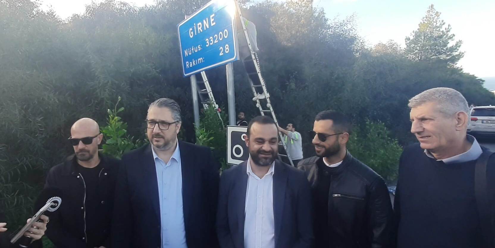 Şenkul,  Girne’nin girişindeki nüfus tabelasını söktürdü
