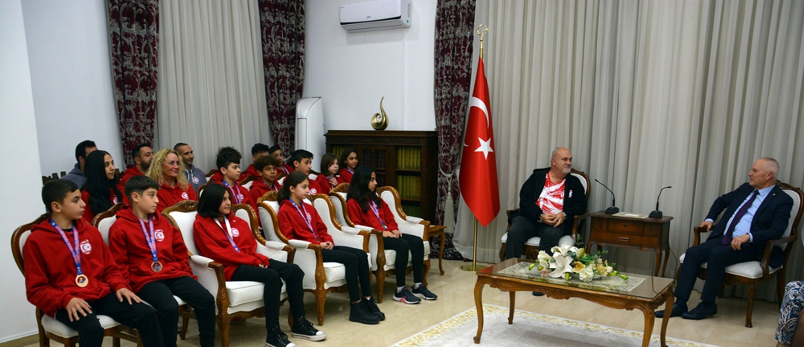 Töre, Türkiye’deki yarışmalarda dereceye giren yüzücüleri kabul etti