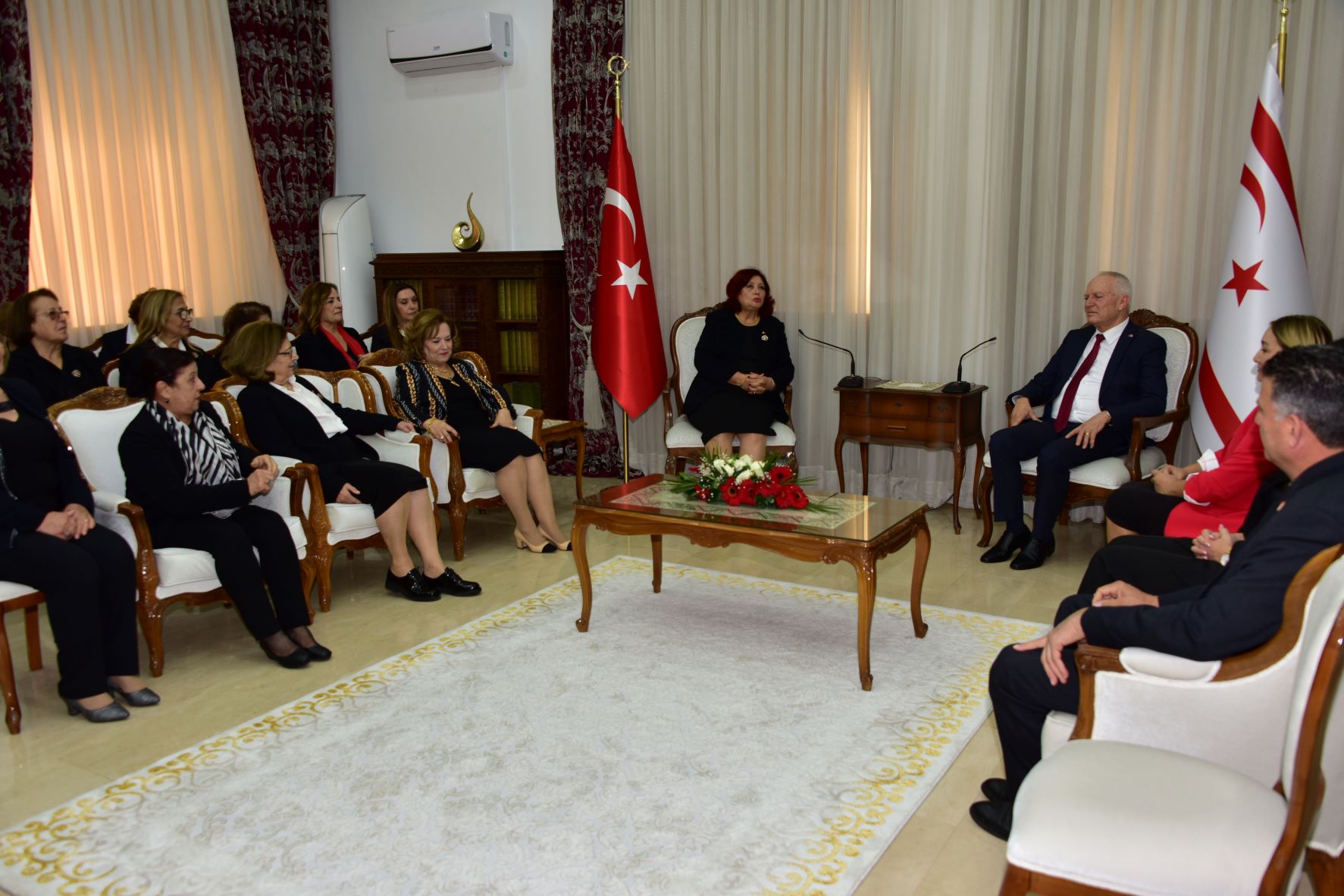 Meclis Başkanı Töre, Kıbrıs Türk Kadınlar Birliği Yönetim Kurulunu kabul etti