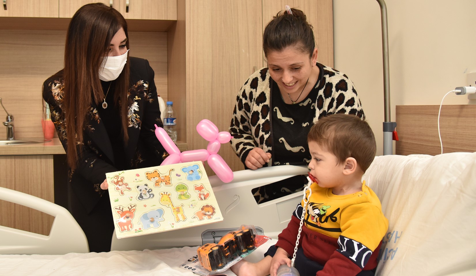 Sağlık Bakanı Altuğra Acil Durum Hastanesi Çocuk Servisi’ni ziyaret etti