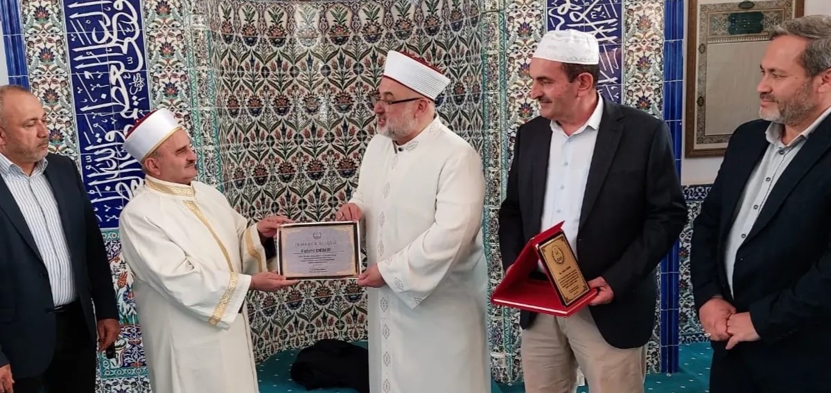 Emekli olan Demir’e Din İşlerinden plaket