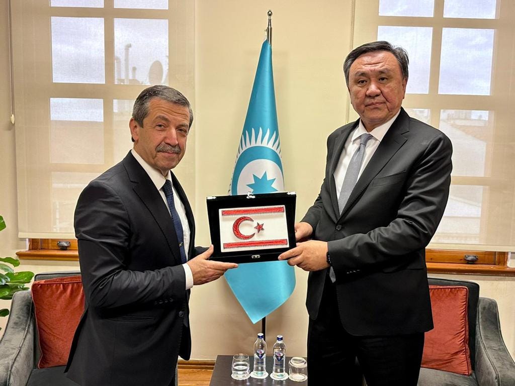 Ertuğruloğlu TDT Genel Sekreteri Kubaniçbek Ömüraliyev’i ziyaret etti