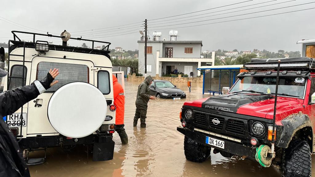 Sivil Savunma ekipleri, sağanak yağış nedeniyle Girne ve Gazimağusa’da meydana gelen su taşkınlarına müdahalede bulundu