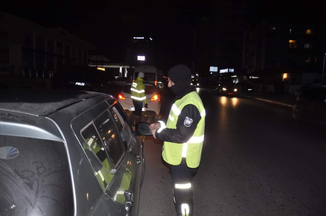 Polisten üç ilçede asayiş ve trafik denetimleri