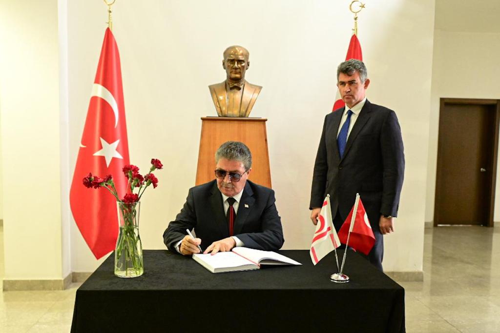 Başbakan Üstel, Türkiye’nin Lefkoşa Büyükelçiliği’nde açılan taziye defterini imzaladı