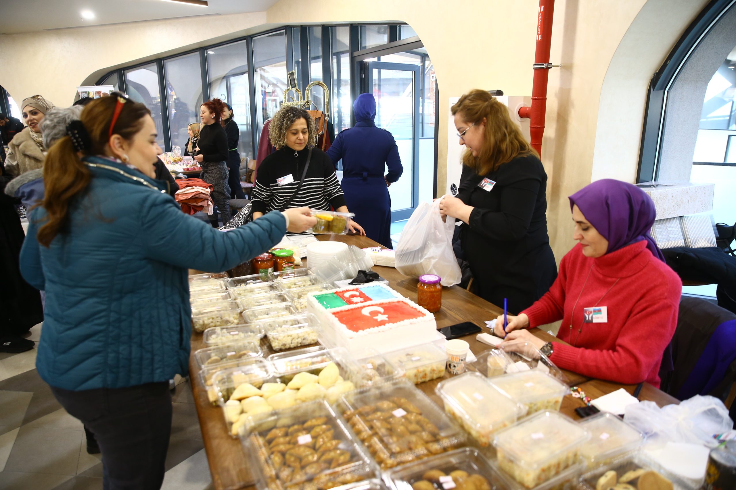 Bakü’de, Türkiye’deki depremzedeler için kermes düzenlendi..KKTC’nin Bakü Temsilcisi Turganer de katıldı