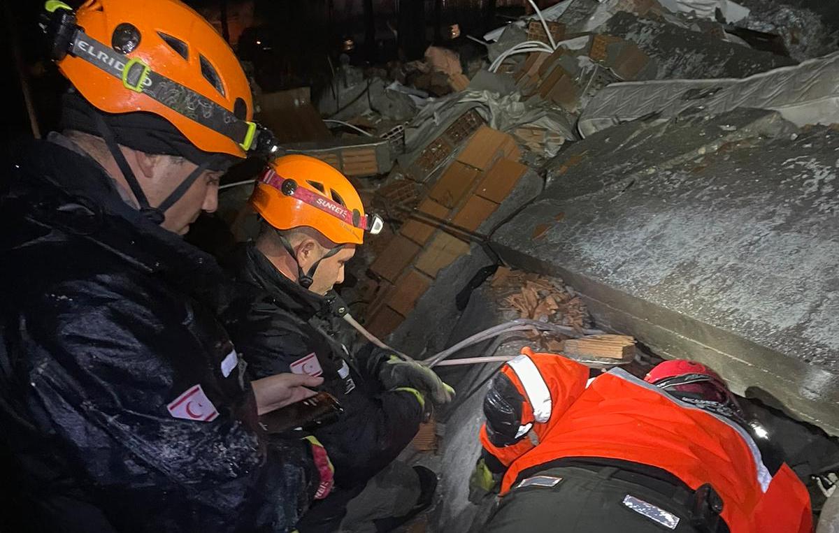 İsias Otel enkazında arama kurtarma çalışmaları aralıksız olarak devam ediyor