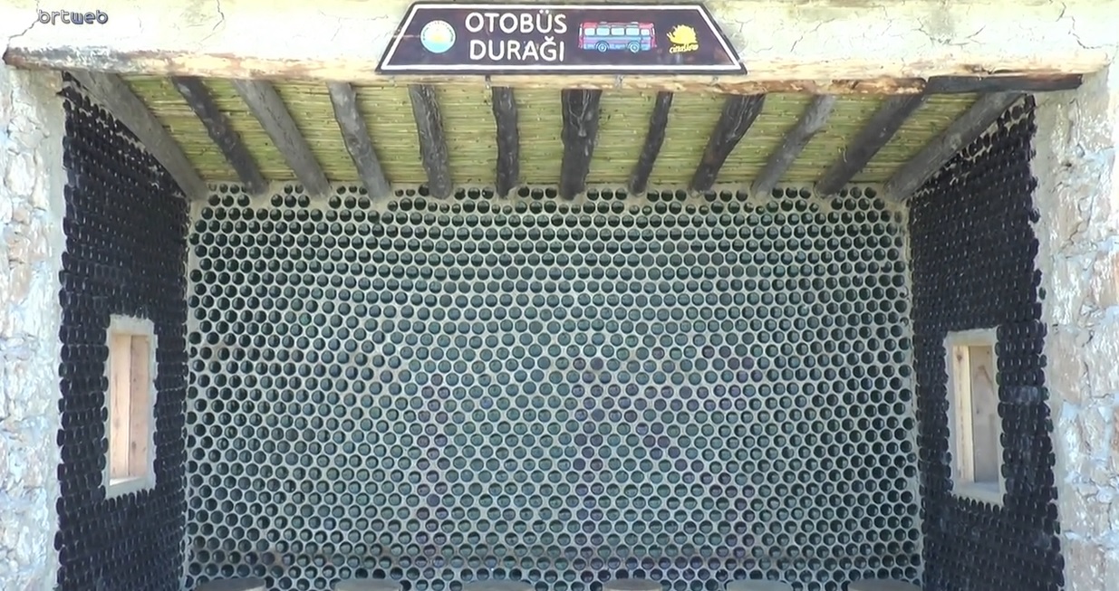 Tatlısu’da çöplerden toplanan cam atıklardan otobüs durağı yapıldı