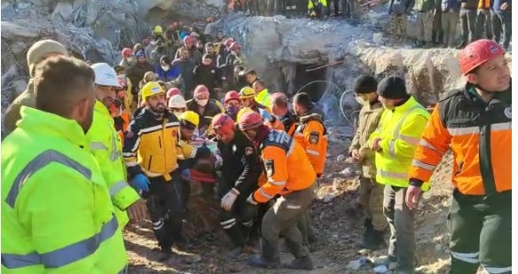 İsias Otel’den 132 saat sonra bir kişi canlı olarak çıkarıldı..Kişinin kimliği henüz tespit edilmedi
