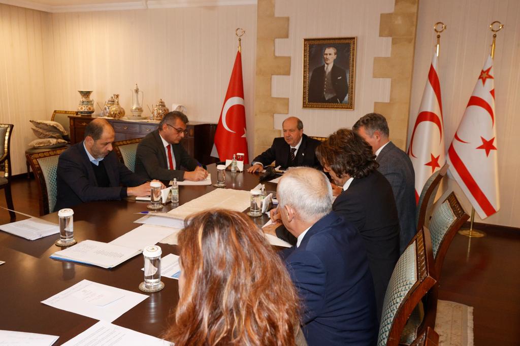 Cumhurbaşkanı Tatar, CTP Genel Başkanı Erhürman ve HP Genel Başkanı Özersay ile bir araya geldi