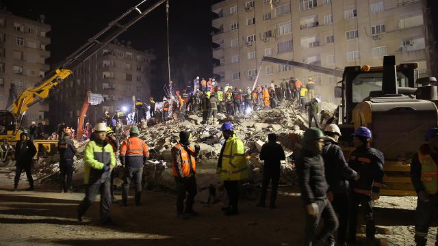 Sağlık Bakanı Altuğra ile eski Bakanı Erdinç Gürçağ Şubat maaşlarını bağışladı