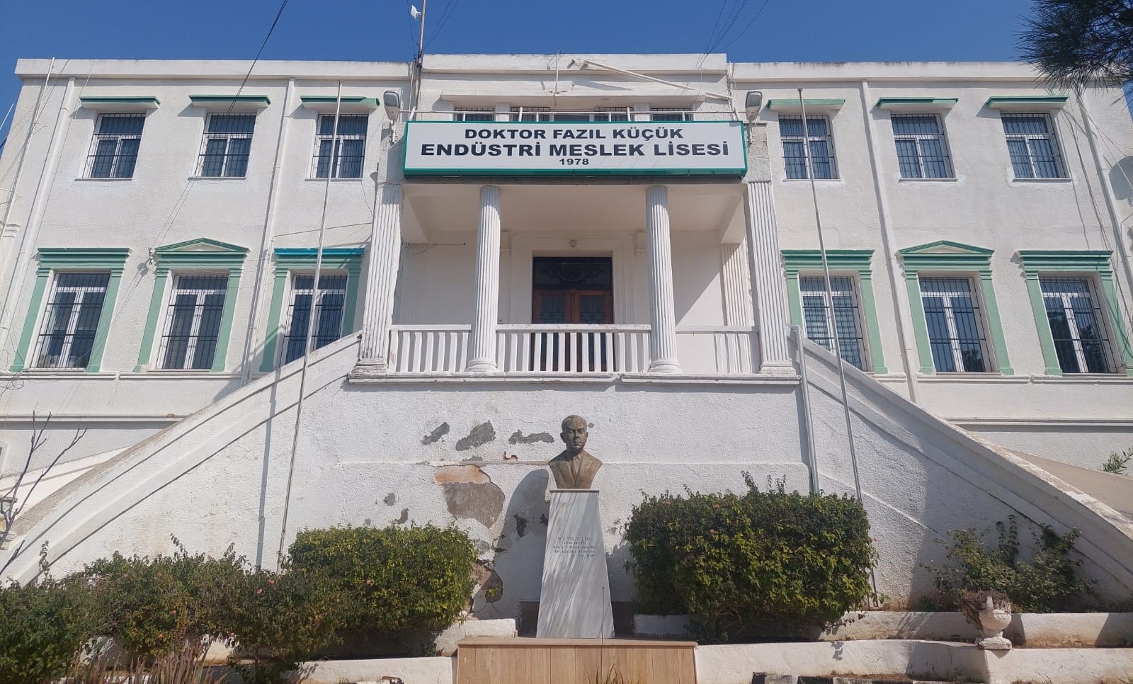 Doktor Fazıl Küçük Endüstri Meslek Lisesi’nde veliler bina konusunda kaygılı…Okul aile birliği çocukları 3 gün okula göndermeme kararı aldı