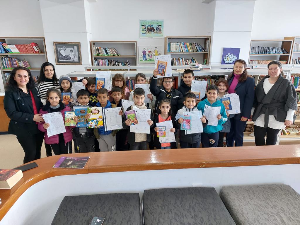 Karnesi ile kütüphaneye giden ilk ve ortaokul çocukları hediye kitaplarını aldı