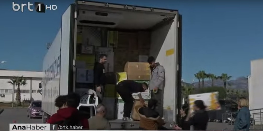 Yardım malzemeleri tırlarla Türkiye’ye ulaştırılıyor