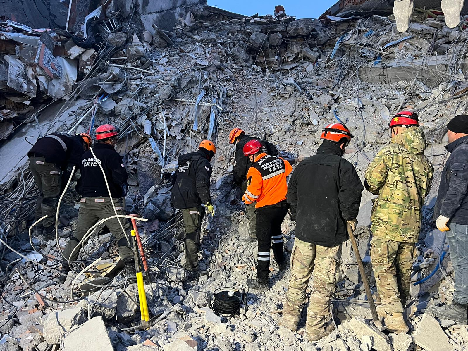 Demirel: Tünel açma konusunda uzman 30 kişilik ekip enkaz alanına ulaşıyor