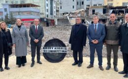 Başbakan Üstel, İsias Otel enkazına siyah çelenk bıraktı:’İnanıyorum ki, adil bir yargılama sonucunda, suçlular hak ettikleri ibretlik cezaları alacak’