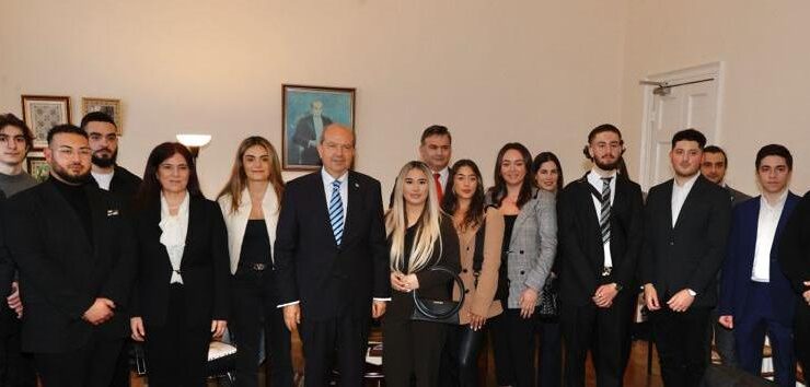 Cumhurbaşkanı Tatar, Londra’da Kıbrıs Türk örgütleri temsilcileri ve gençlerle bir araya geldi