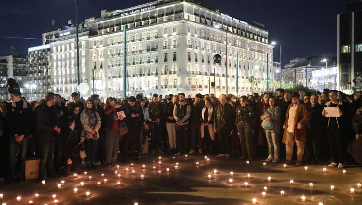Yunanistan’daki tren kazasında hayatını kaybedenler Sintagma Meydanı’nda anıldı