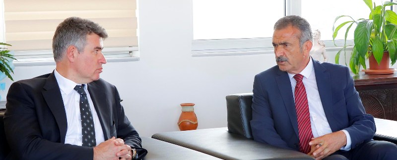Türkiye’nin Lefkoşa Büyükelçisi Feyzioğlu, Gazimağusa Belediye Başkanı Uluçay’a taziye ziyaretinde bulundu