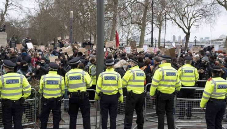 Londra’da binlerce kadın, hemcinslerine karşı şiddeti protesto etti