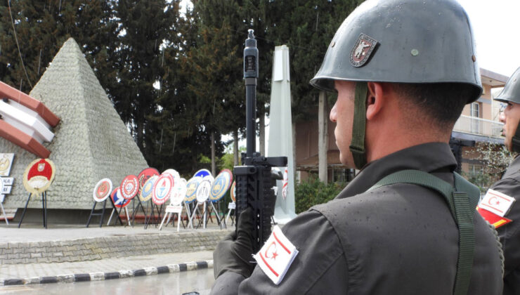 İskele’de Larnaka  Şehitler anıtı önünde tören gerçekleştirildi