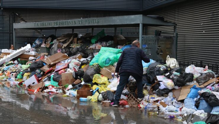 Kosova’da temizlik işçilerinin grevi nedeniyle sokaklar çöp yığınlarıyla doldu
