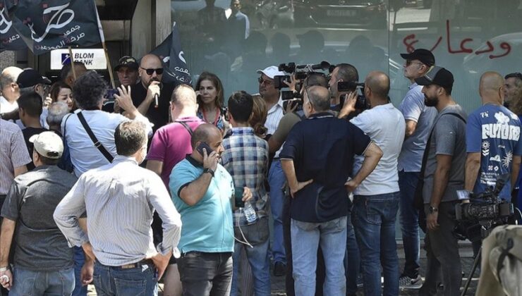 Lübnan’da paralarını çekemeyen mudiler Merkez Bankası önünde eylem yaptı