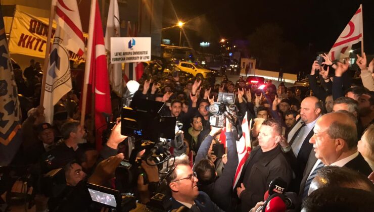 Cumhurbaşkanı Tatar’a ülkeye dönüşünde destek gösterisi