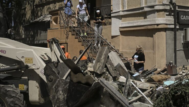 Odessa’da Rus saldırıları sonrası enkaz kaldırma çalışmaları sürüyor