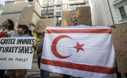 Kıbrıslı Türkler, Yunanistan’ın Londra Büyükelçiliği önünde gösteri yaptı