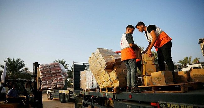 Gazze için insani yardım taşıyan 12 tır daha Refah Sınır Kapısı’ndan giriş yaptı
