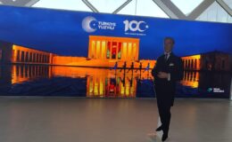 Ercan Havalimanı’na Türkiye Cumhuriyeti’nin 100. yılı nedeniyle ışıklı Atatürk ve Türkiye panoları konuldu